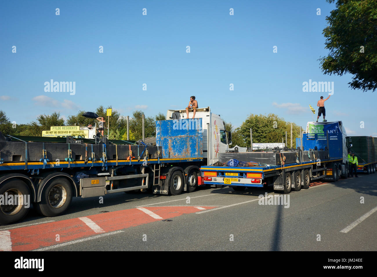 Preston New Road, Blackpool. 25th. Luglio 2017: Anti-fracking contestatori arrestare il convoglio di camion per la consegna al Cuadrilla esplorativa del gas di scisto fracking sito a poco Plumpton, vicino a Blackpool. Un sondaggio Yougov effettuato ha portato in 66% contro fratturazione idraulica nella zona di Fylde con 21% per fracking e 14% indecisi. Lancashire County Council ha rifiutato il permesso ma governo ministro Sajid Javid, conservatori del Segretario di Stato per le comunità e il governo locale, ignorate la loro decisione. Credito: Dave Ellison/Alamy Live News Foto Stock