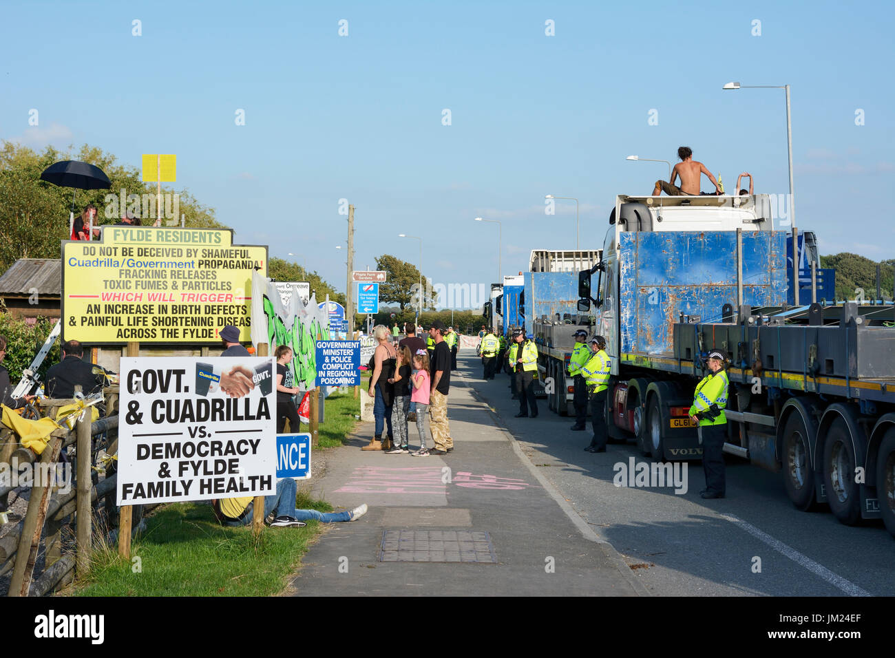 Preston New Road, Blackpool. 25th. Luglio 2017: Anti-fracking contestatori arrestare il convoglio di camion per la consegna al Cuadrilla esplorativa del gas di scisto fracking sito a poco Plumpton, vicino a Blackpool. Un sondaggio Yougov effettuato ha portato in 66% contro fratturazione idraulica nella zona di Fylde con 21% per fracking e 14% indecisi. Lancashire County Council ha rifiutato il permesso ma governo ministro Sajid Javid, conservatori del Segretario di Stato per le comunità e il governo locale, ignorate la loro decisione. Credito: Dave Ellison/Alamy Live News Foto Stock