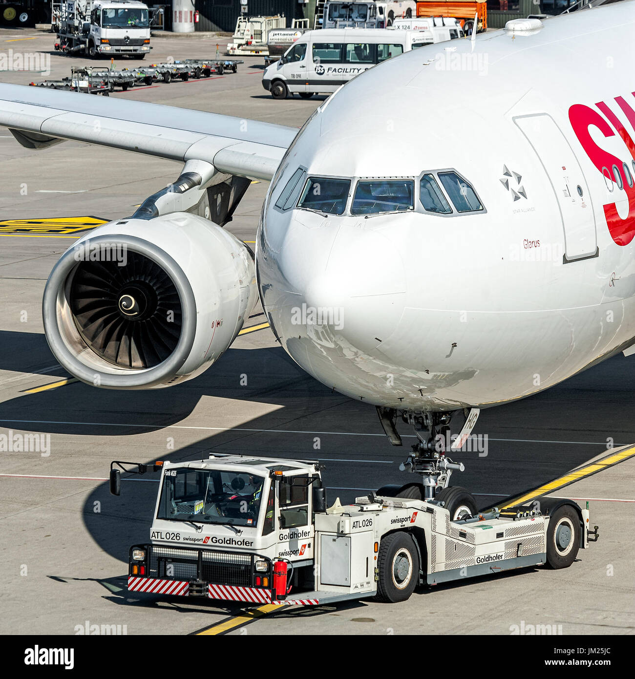 Questo velivolo trattore park Airbus A330 a Zurigo Foto Stock