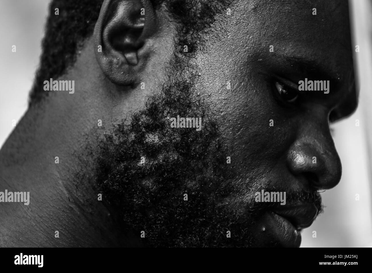 Tijuana, Baja California, Messico. Il 20 luglio, 2017. Un emigrante haitiano guarda il suolo in Tijuana, Baja California. Gli immigrati haitiani che viaggiano attraverso il Messico con speranze di incrocio in gli Stati Uniti trovati in tra Messico e Stati Uniti le politiche di immigrazione. Molti sono ora la scelta di stabilirsi in Baja California attraverso i visti umanitari. Credito: Joel Angelo Juarez/ZUMA filo/Alamy Live News Foto Stock