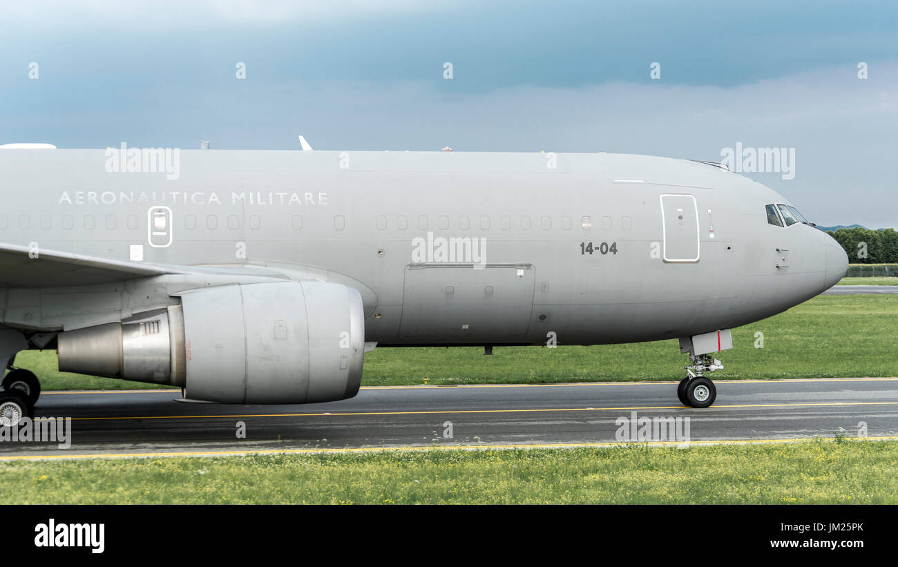 AEROPORTO TORINO CASELLE - 10 LUGLIO 2017: Boeing KC767A Aeronautica militare MM62229, Aeronautica militare, atterra a Torino per prendere soldati. Li porterà allo stato degli Emirati Arabi Uniti. Foto Stock