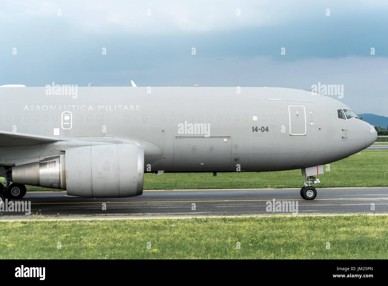 AEROPORTO TORINO CASELLE - 10 LUGLIO 2017: Boeing KC767A Aeronautica militare MM62229, Aeronautica militare, atterra a Torino per prendere soldati. Li porterà allo stato degli Emirati Arabi Uniti. Foto Stock