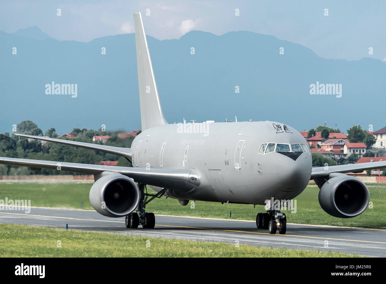 AEROPORTO TORINO CASELLE - 10 LUGLIO 2017: Boeing KC767A Aeronautica militare MM62229, Aeronautica militare, atterra a Torino per prendere soldati. Li porterà allo stato degli Emirati Arabi Uniti. Foto Stock