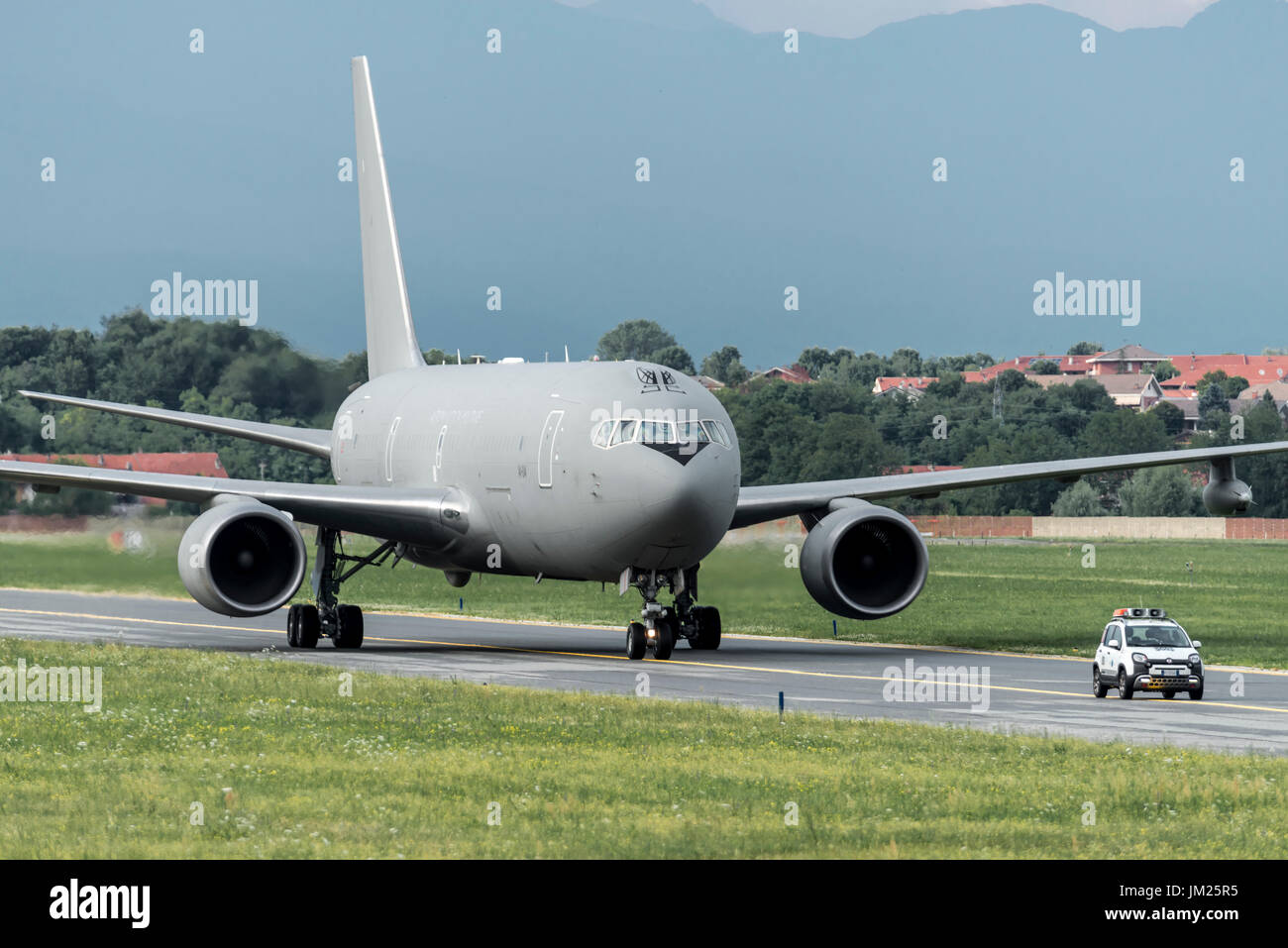 AEROPORTO TORINO CASELLE - 10 LUGLIO 2017: Boeing KC767A Aeronautica militare MM62229, Aeronautica militare, atterra a Torino per prendere soldati. Li porterà allo stato degli Emirati Arabi Uniti. Foto Stock