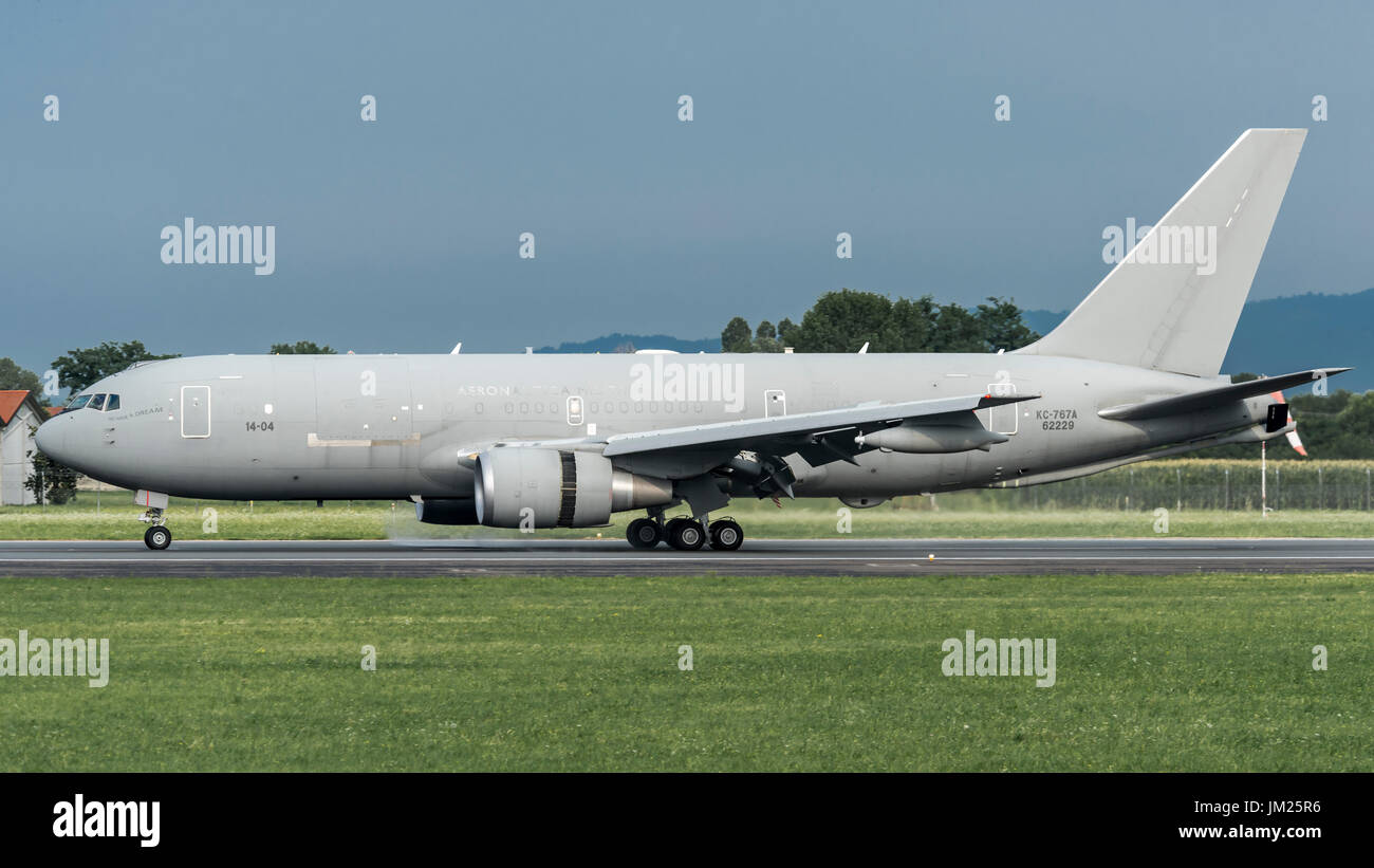 AEROPORTO TORINO CASELLE - 10 LUGLIO 2017: Boeing KC767A Aeronautica militare MM62229, Aeronautica militare, atterra a Torino per prendere soldati. Li porterà allo stato degli Emirati Arabi Uniti. Foto Stock