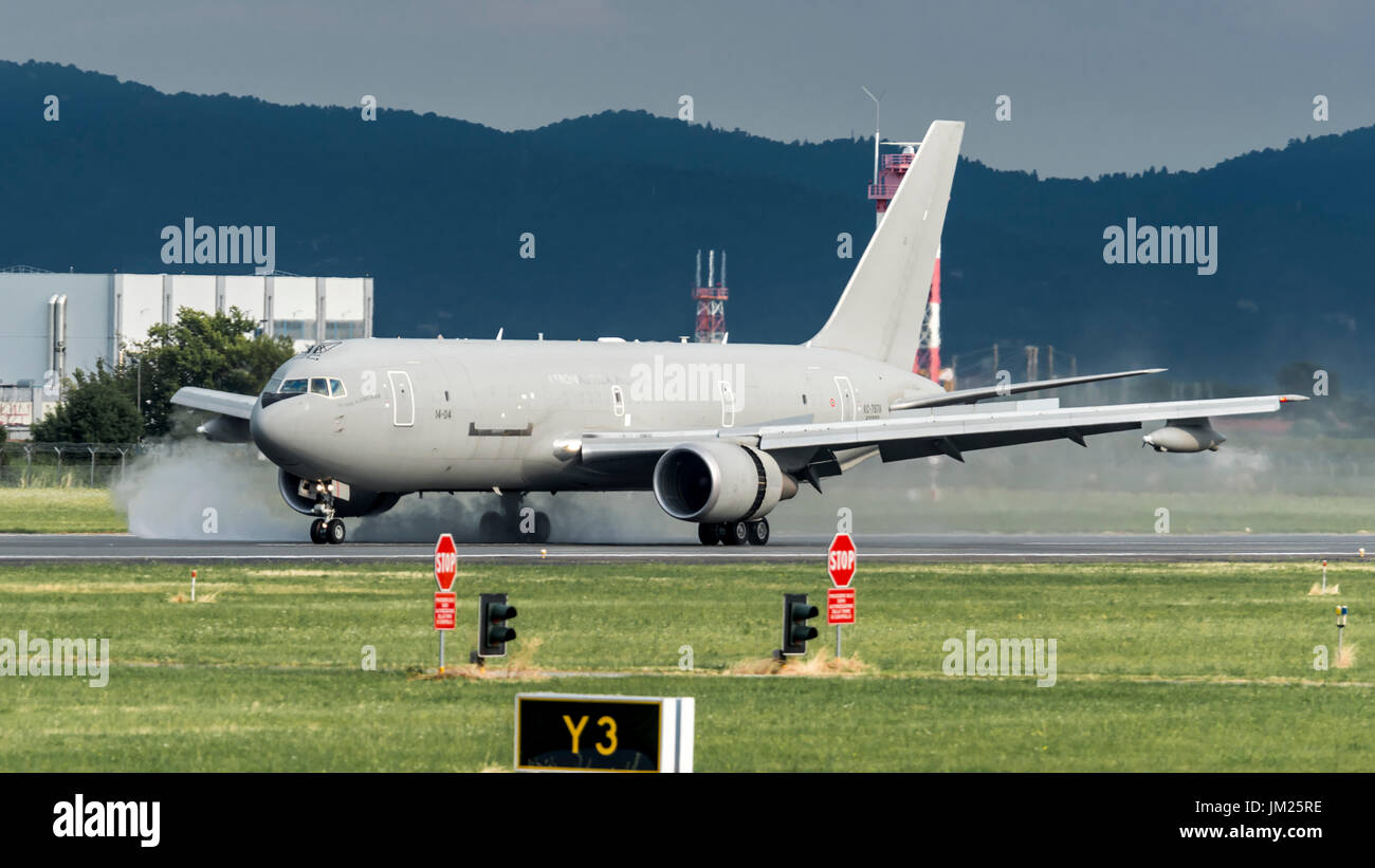 AEROPORTO TORINO CASELLE - 10 LUGLIO 2017: Boeing KC767A Aeronautica militare MM62229, Aeronautica militare, atterra a Torino per prendere soldati. Li porterà allo stato degli Emirati Arabi Uniti. Foto Stock