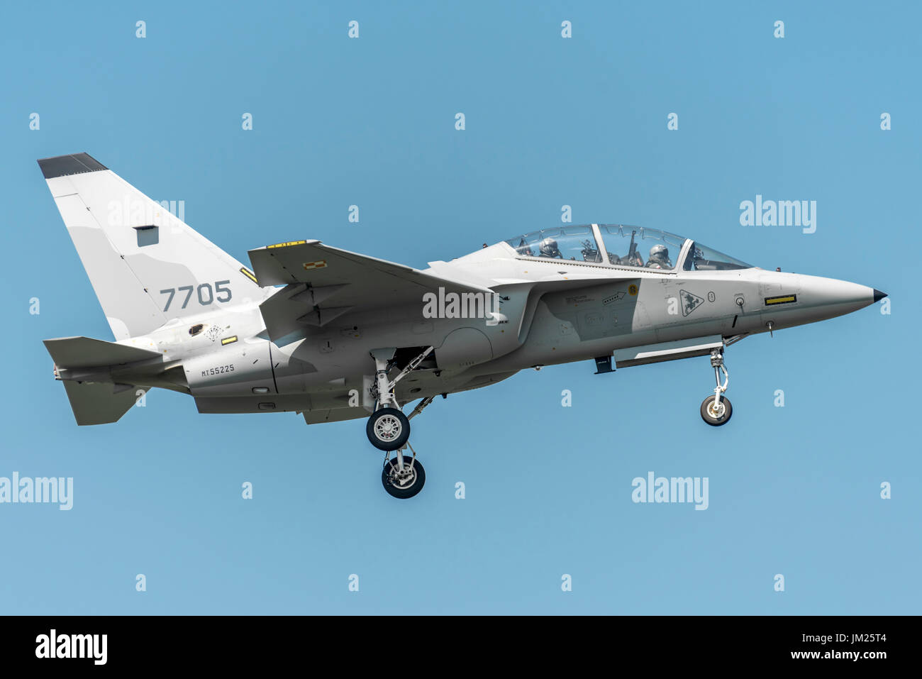 Aeroporto di Torino Caselle - Luglio 10, 2017: leonardo aeromobili, Aermacchi MB346 MT55225 polish Air Force durante una formazione pilota presso l'aeroporto di Torino Caselle. aerei militari made in italy a venegono. Foto Stock