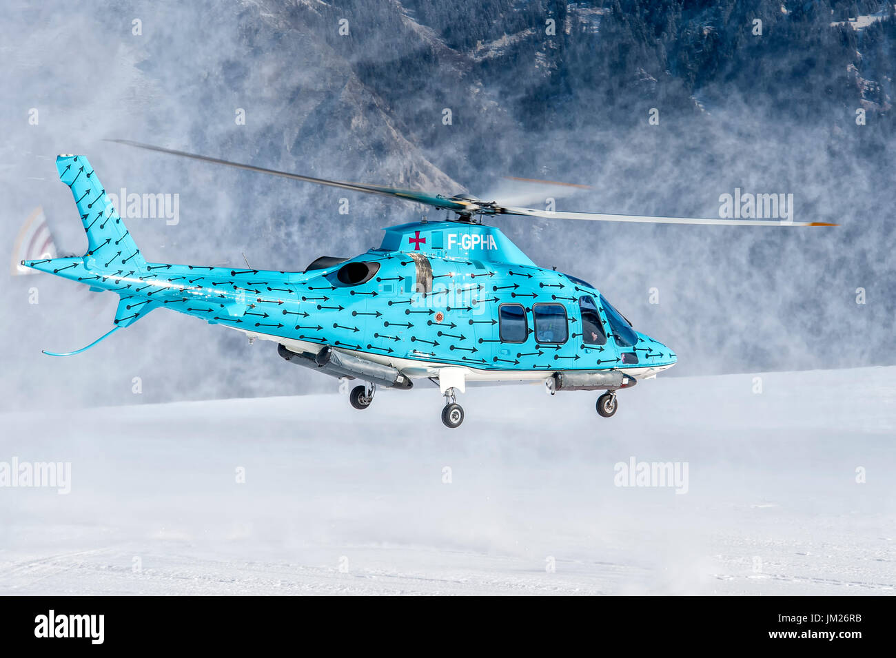 COURCHEVEL, Francia - 25 febbraio 2017 durante la vacanza invernale, gli sciatori arriva a Courchevel Altiport con Agusta A109 F-GPHA, azzurro elicottero Foto Stock