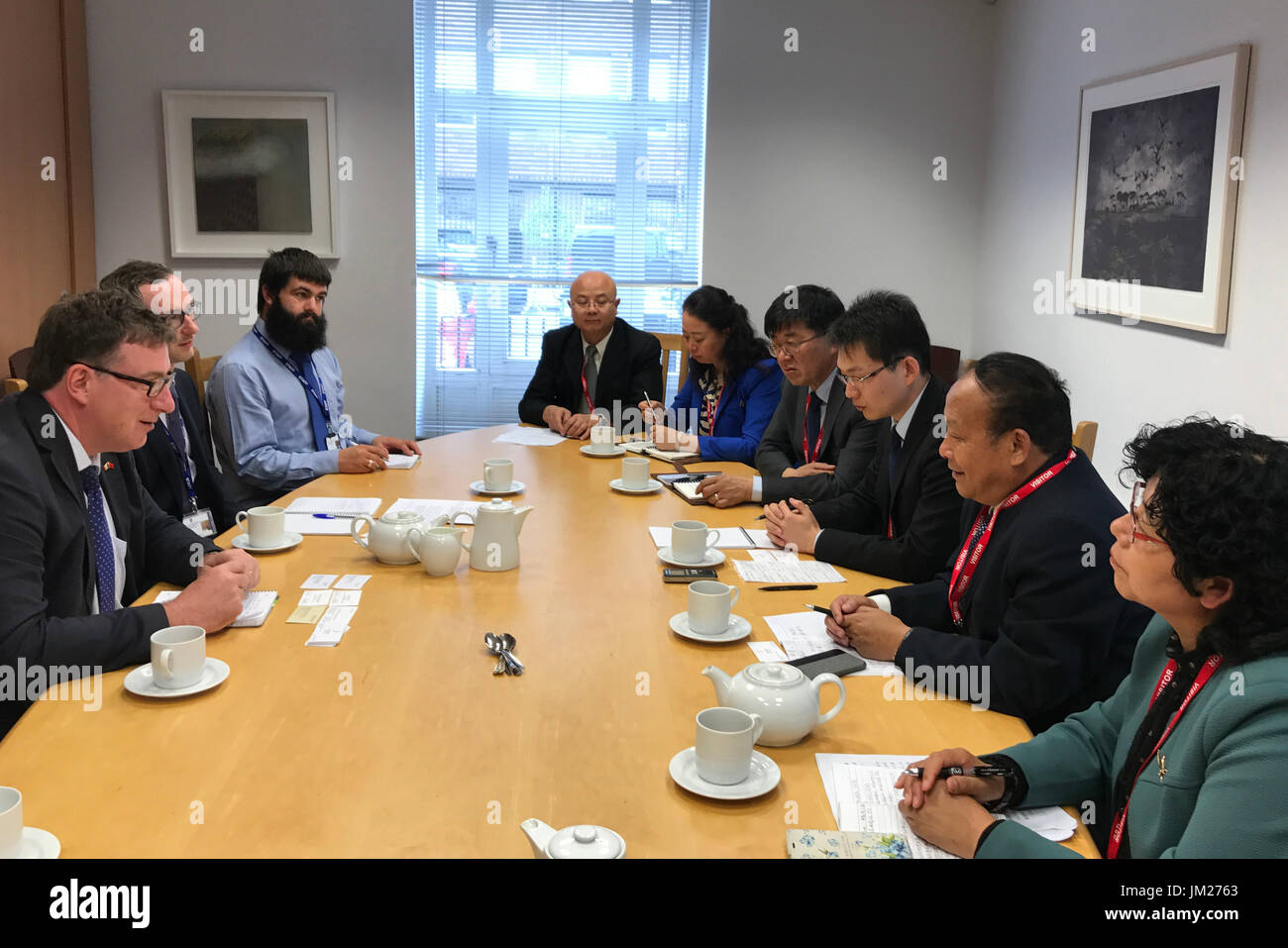 (170726) -- DUBLINO, luglio 26, 2017 (Xinhua) -- Cinese delegazione tibetana incontro con i funzionari dell'Irlanda del Dipartimento degli Affari Esteri e del commercio a Dublino, in Irlanda, 25 luglio 2017. Un Cinese delegazione tibetana martedì avvolto il suo viaggio di due giorni a l'Irlanda. Hanno visitato il ministero degli Affari Esteri e del commercio, UCD Confucious Institute e Institute of International e degli affari europei (IIEA), dove hanno parlato con i funzionari del governo, degli insegnanti e dei ricercatori su questioni che spaziano dalla cintura di sicurezza stradale e di iniziativa per il Tibetano lo sviluppo economico e la sua tutela ambientale. (Xi Foto Stock