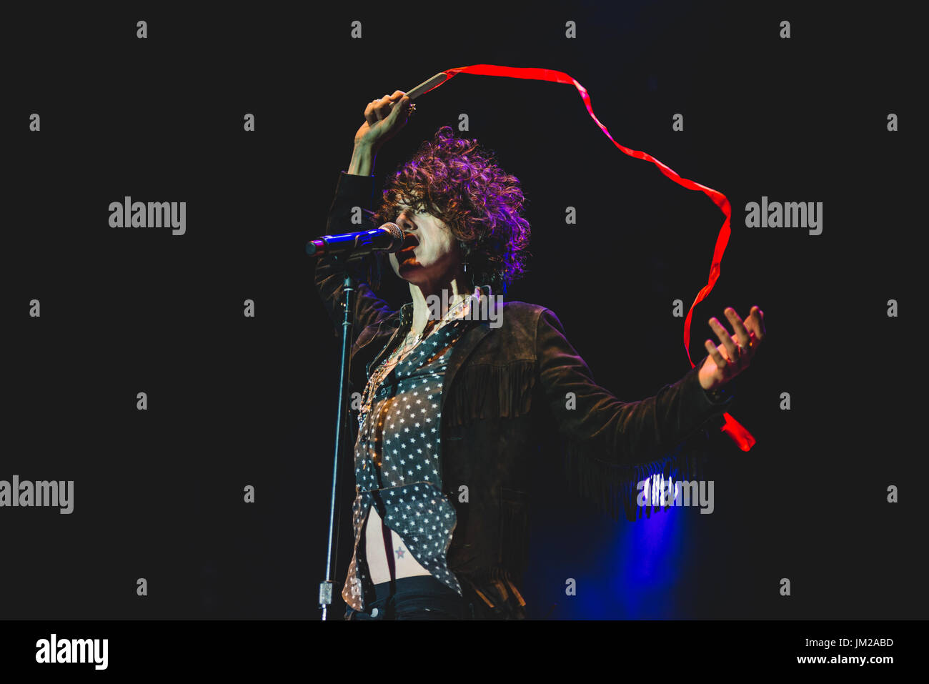 Il cantante e cantautore LP performance dal vivo sul palco del Festival Gruvillage 2017 a Grugliasco, vicino a Torino Foto: Alessandro Bosio Foto Stock