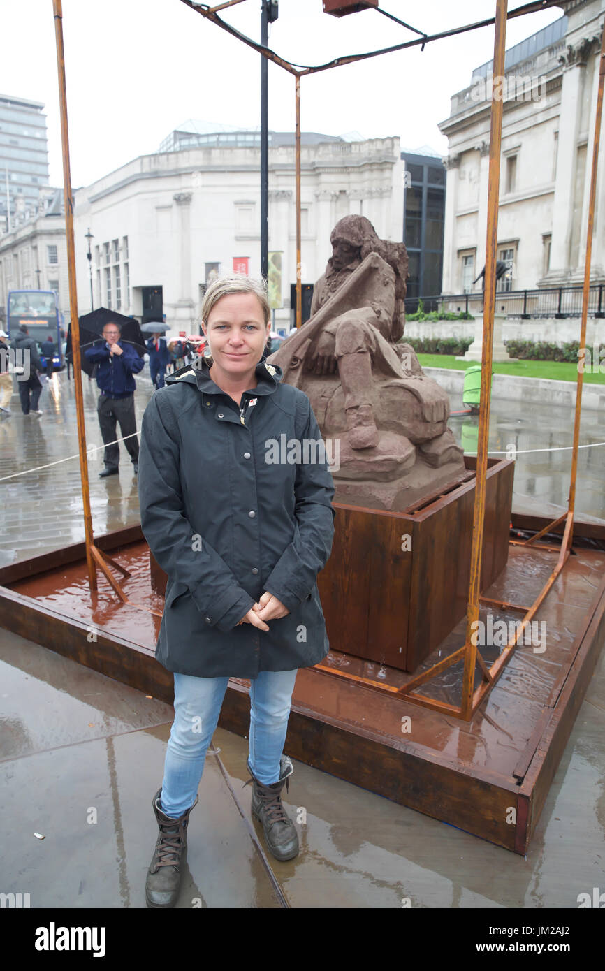 Londra, Regno Unito. 26 Luglio, 2017. Il soldato di fango installazione d arte in Trafalgar Square Londra inizia a dissolversi nella pioggia. Essa è stata creata da artisti di Damian e Killian Van der Velden dal Belgio per contrassegnare l'inizio della Battaglia di Passchendaele in Belgio di un centinaio di anni fa dove quasi 500.000 soldati morti sono stati feriti o sono andati perduti. La durata prevista è di circa quattro giorni a seconda del credito di pioggia: Keith Larby/Alamy Live News Foto Stock