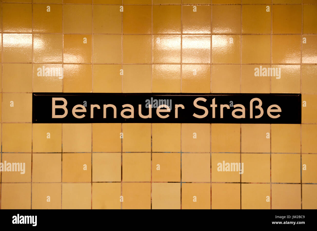 Segnaletica interna per Bernauer Strasse della U-Bahn, Berlino, Germania Foto Stock