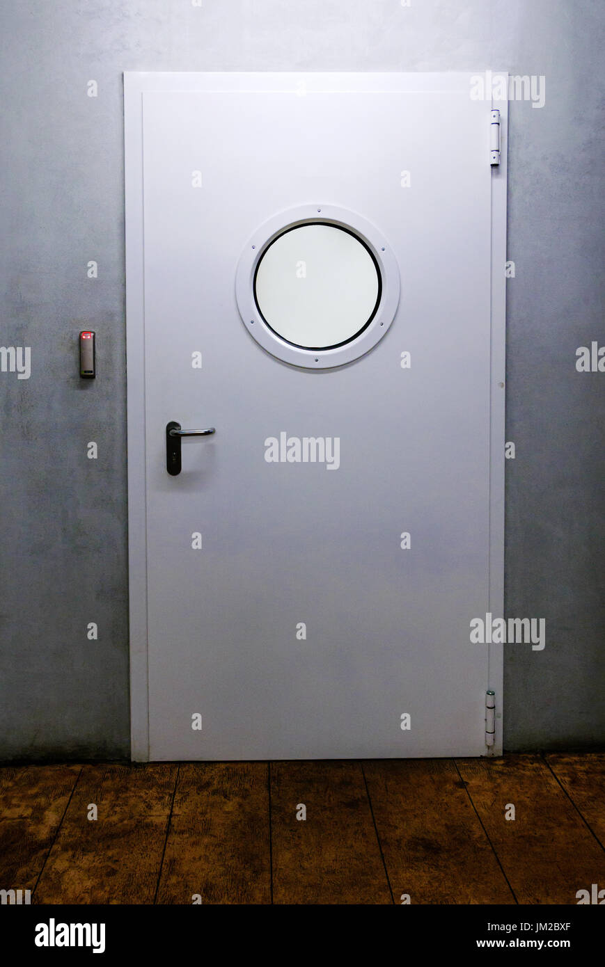 Nave porta con oblò e ambiente industriale. Foto Stock