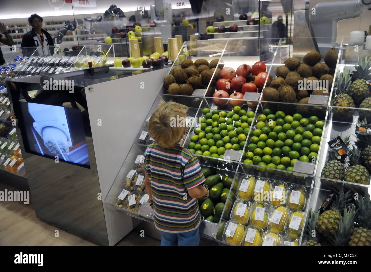 L'alimento del futuro Distretto, supermercato del futuro, fatta da Coop, la Lega delle Cooperative Italiane. Presentato per la prima volta a Milano il World Expo 2015, e poi riaperto nel 2016 nel quartiere Bicocca. I clienti possono sperimentare e provare nuovi modi di shop: ampio touch screen high-tech Monitor visualizza informazioni aggiuntive sul prodotto, compreso l'origine, valori nutrizionali, la possibile presenza di ingredienti allergenici, istruzioni per lo smaltimento e prodotti correlati. Questioni fondamentali connesse al cibo, lo shopping e la sostenibilità Foto Stock