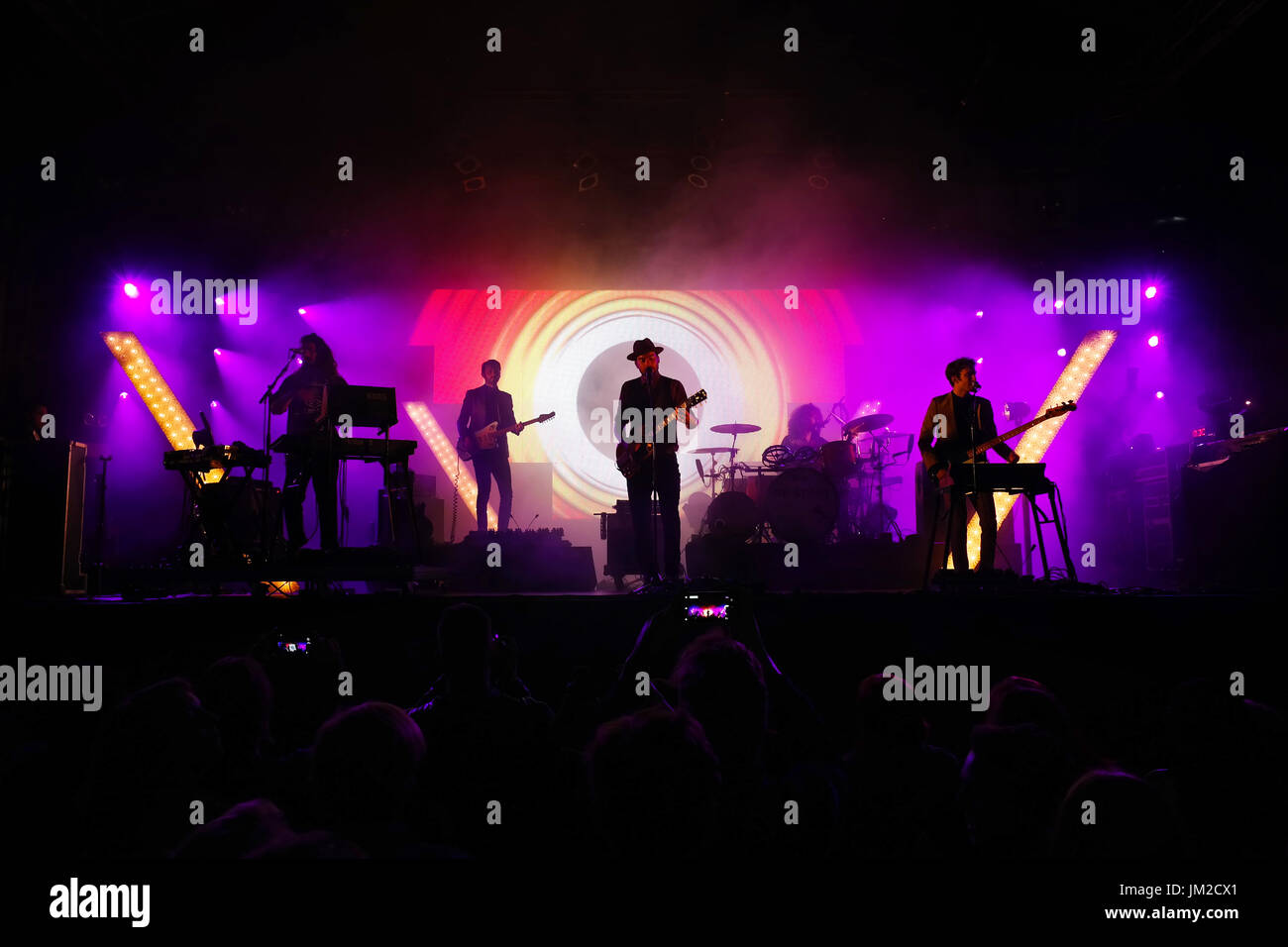 Dutch rockband De Staat, "Stato" suona dal vivo. Foto Stock
