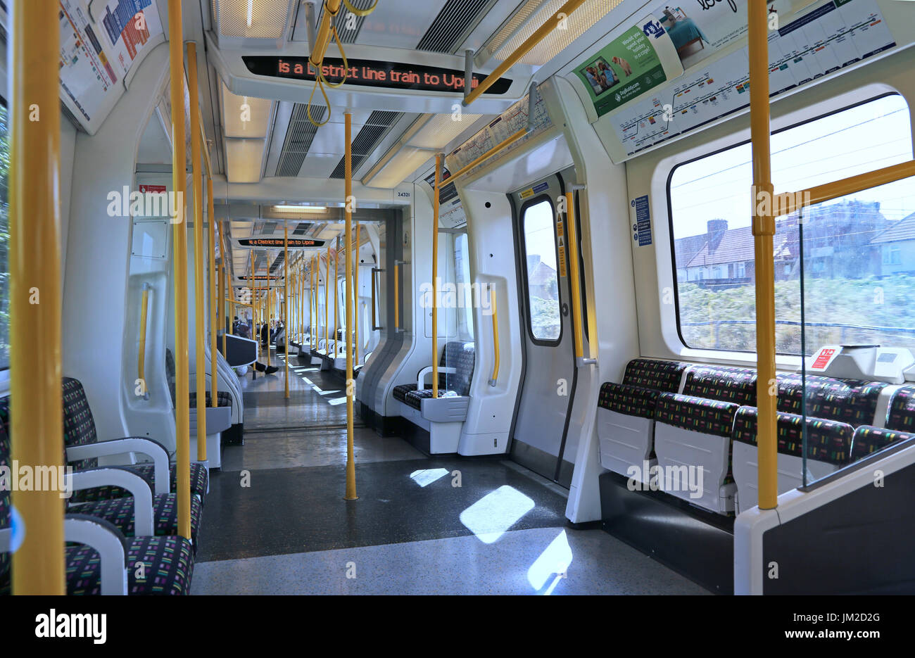 Interno di un nuovo S7 carrello su Londra la metropolitana District Line - in funzione al di sopra del terreno nella zona est di Londra, Regno Unito. Mostra sedi vuote e segno di destinazione. Foto Stock