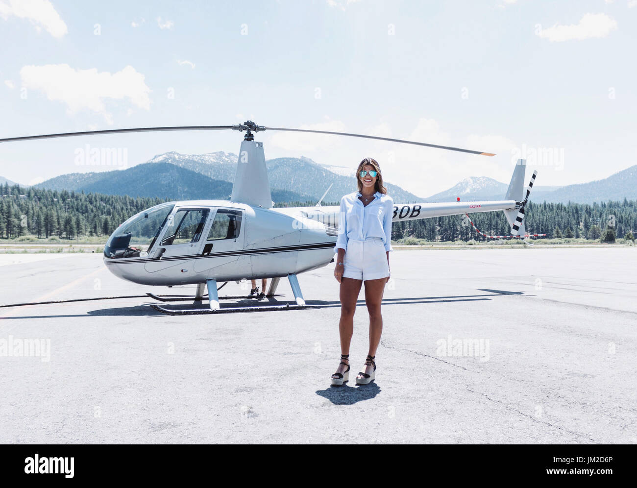 Soddisfare il fumo caldo pilota di elicottero in formazione che condivide il suo stile di vita glamour con quasi sessanta mila Instagram seguaci. Il fiato im Foto Stock