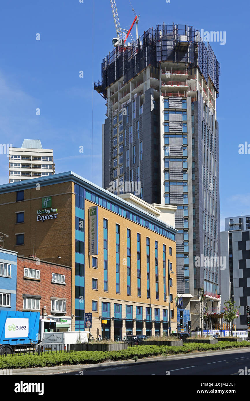 Un nuovo blocco a torre in costruzione su Stratford High Street nella zona est di Londra, Regno Unito. Il settore ha beneficiato di prossimità del 2012 Olympic Park. Foto Stock