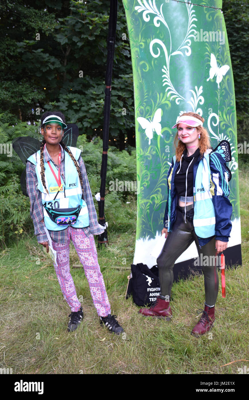 Latitude Festival 2017, Henham Park, Suffolk, Regno Unito. Latitude folletti, volontari che offrono informazioni e aiuto per i frequentatori del festival Foto Stock