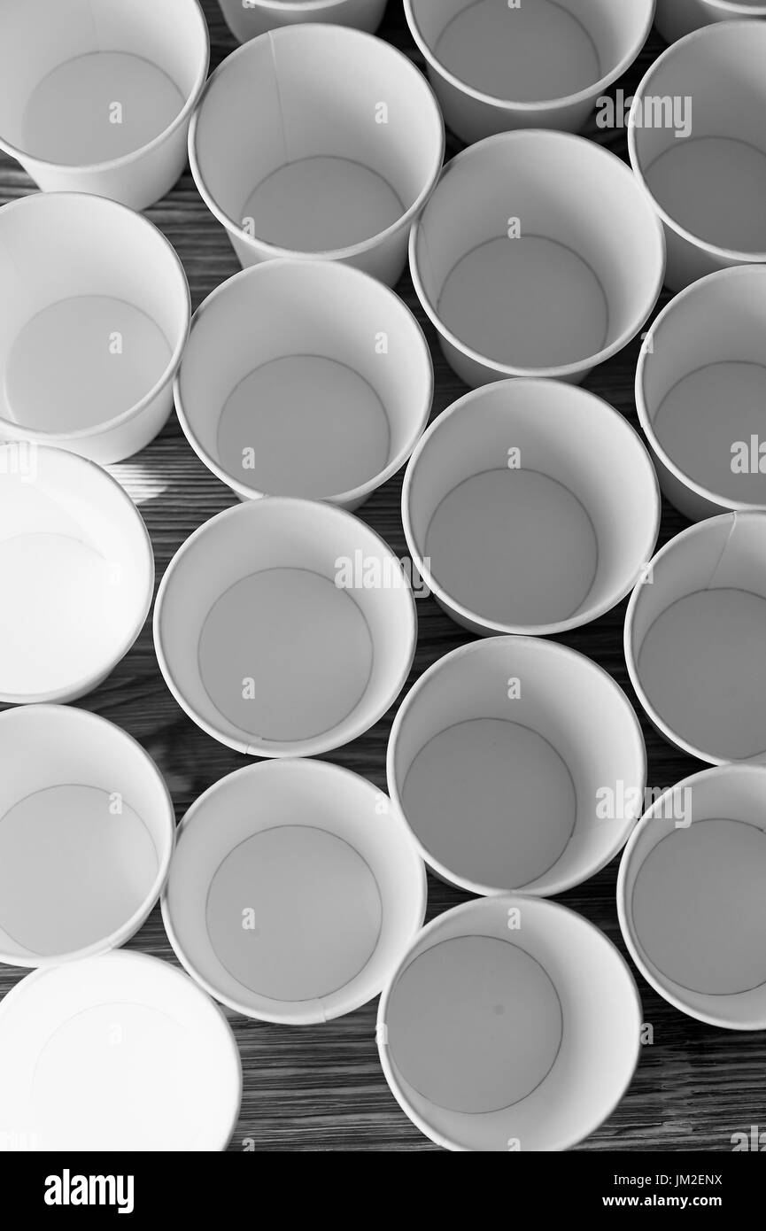 Bianco di carta monouso tazze per il tè e il caffè. Un sacco. Foto Stock