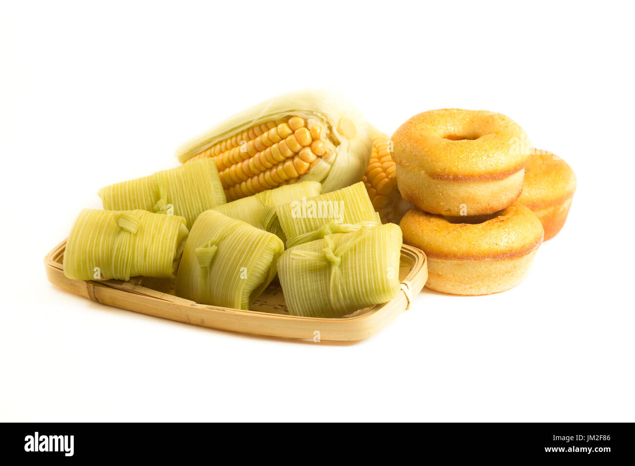Tradizionale cibo brasiliano per la Festa Junina su sfondo bianco Foto Stock