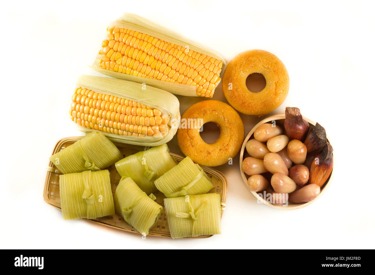 Tradizionale cibo brasiliano per la Festa Junina su sfondo bianco Foto Stock
