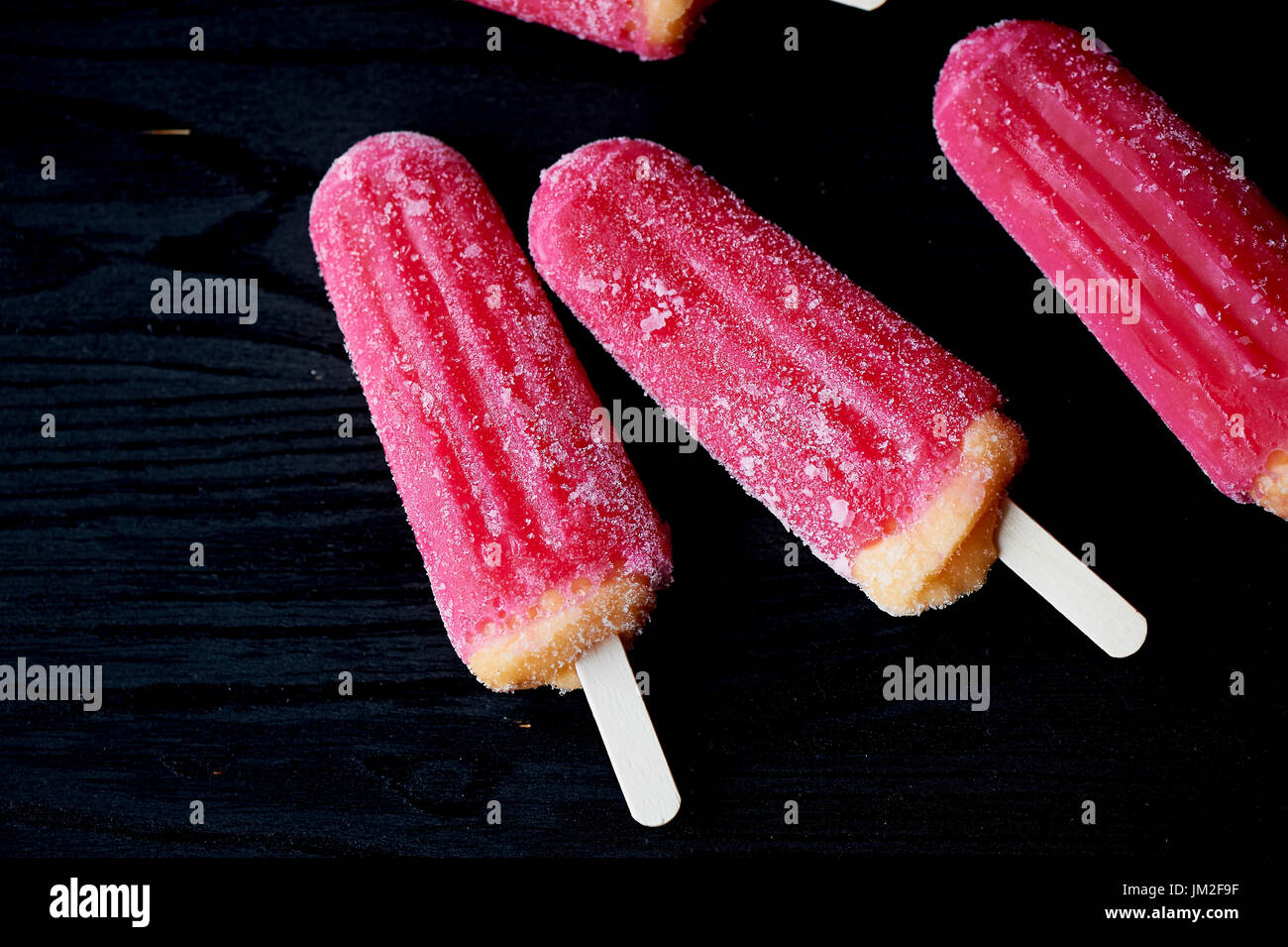 La gioventù pop di ghiaccio dal freezer. con un tocco di brina e ghiaccio. Rinfrescante nel caldo . Foto Stock