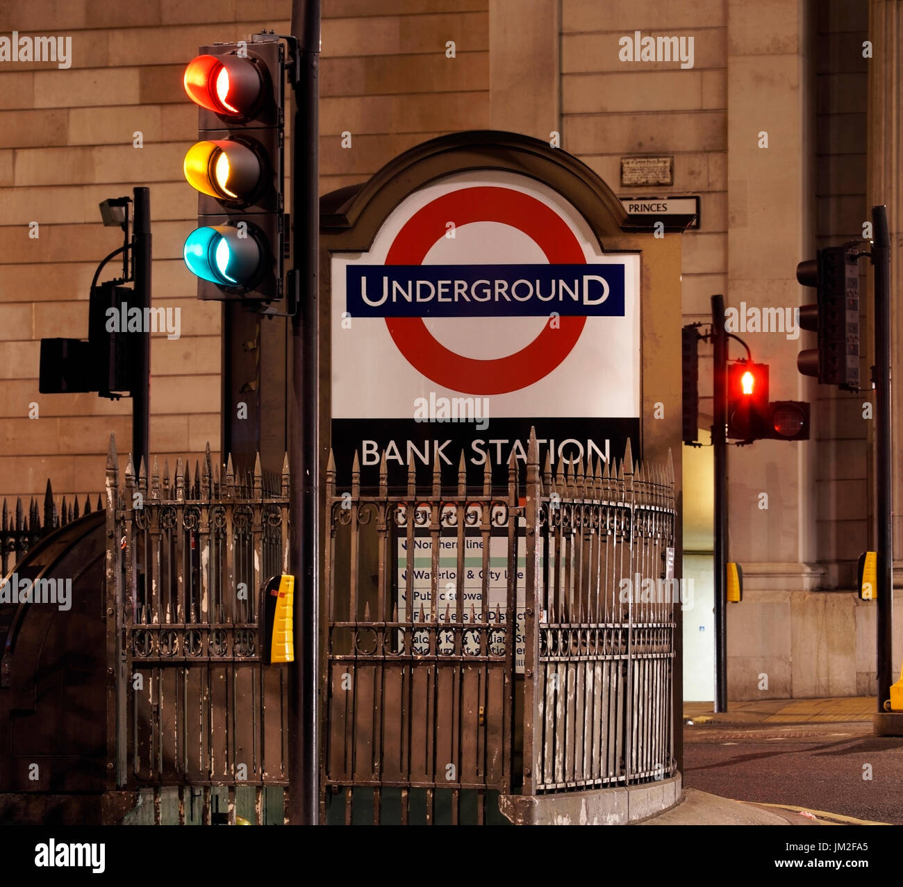Vista notturna della giunzione della banca, il quartiere finanziario, la stazione della metropolitana di Bank presente. Città di Londra. Foto Stock