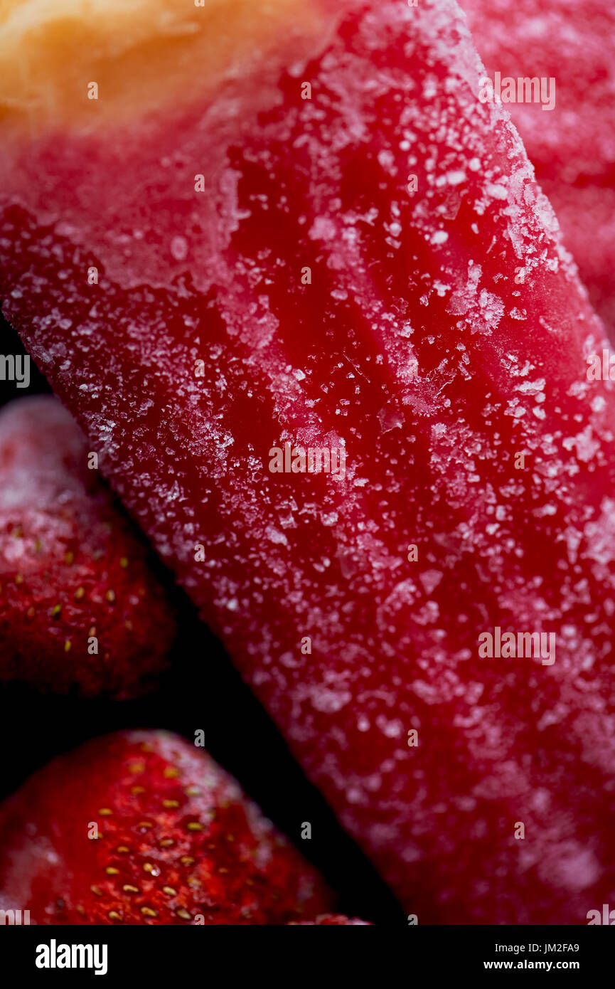 La gioventù pop di ghiaccio dal freezer. con un tocco di brina e ghiaccio. Rinfrescante nel caldo . Foto Stock