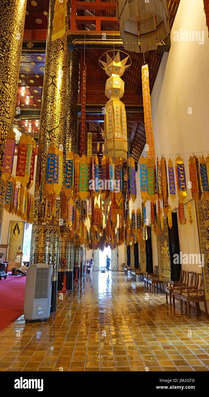 Decorativo colorato stile tailandese bandiera o lanterna appesa dentro la chiesa per la celebrazione. Wat Chedi Luang Worawihan, Chiang Mai, Thailandia. Foto Stock