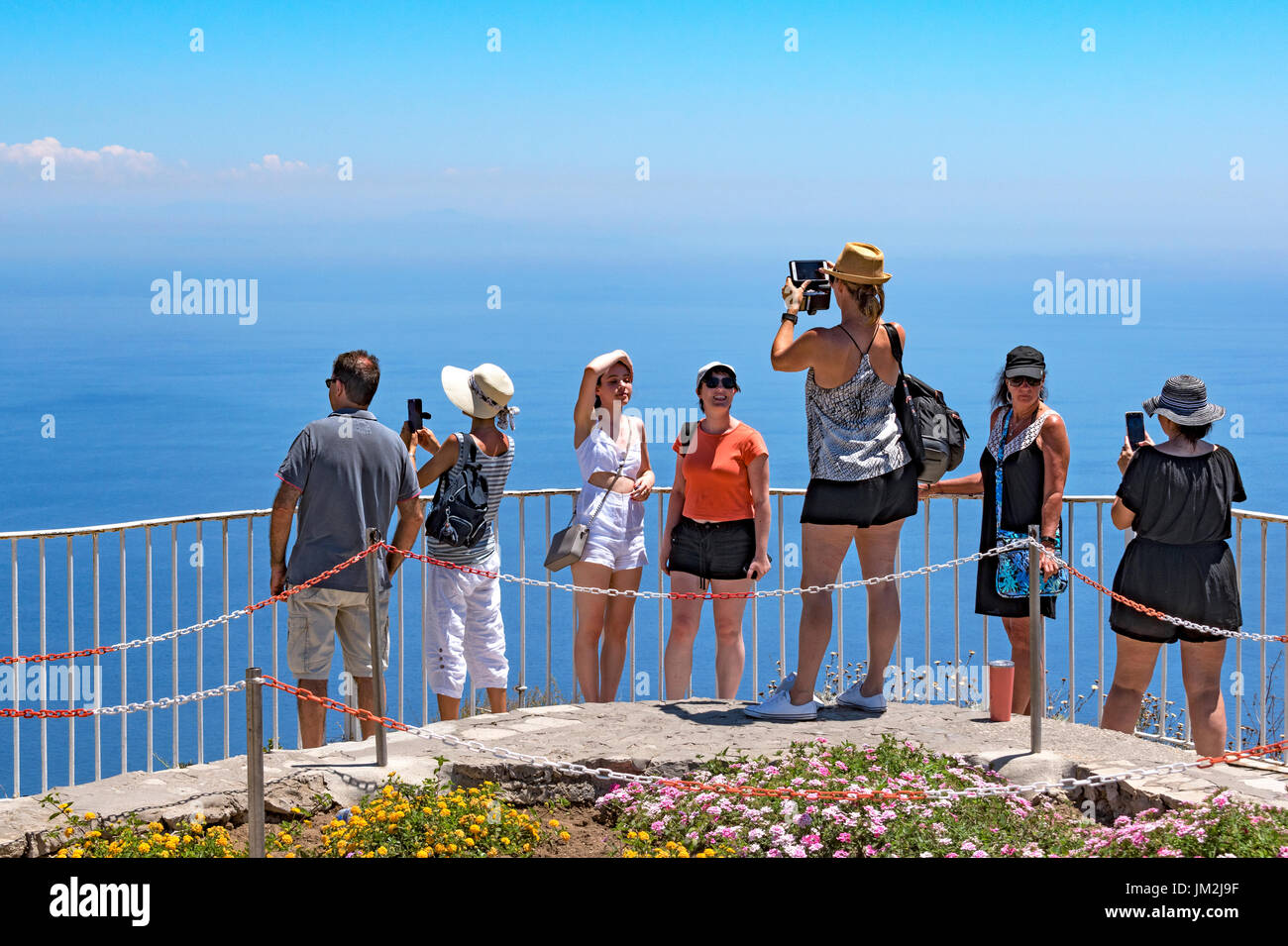 Turistica prendendo fotografie presso la sommità del monte solaro sull'isola di Capri, Italia. Foto Stock