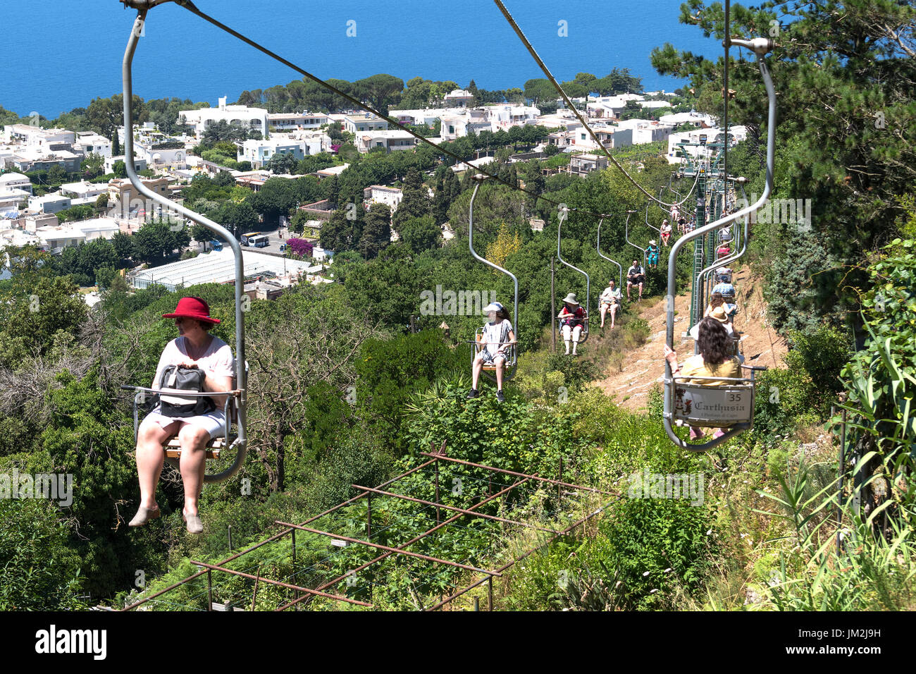 I visitatori di prendere la seggiovia fino alla cima del monte solaro sull'isola di Capri, Italia Foto Stock