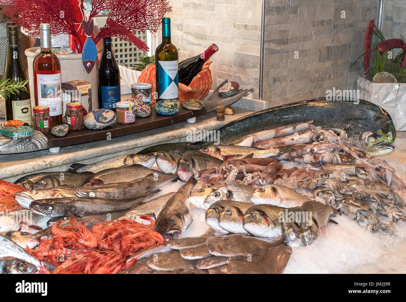 Un locale di pesce negozio sull'isola di Capri, Italia Foto Stock