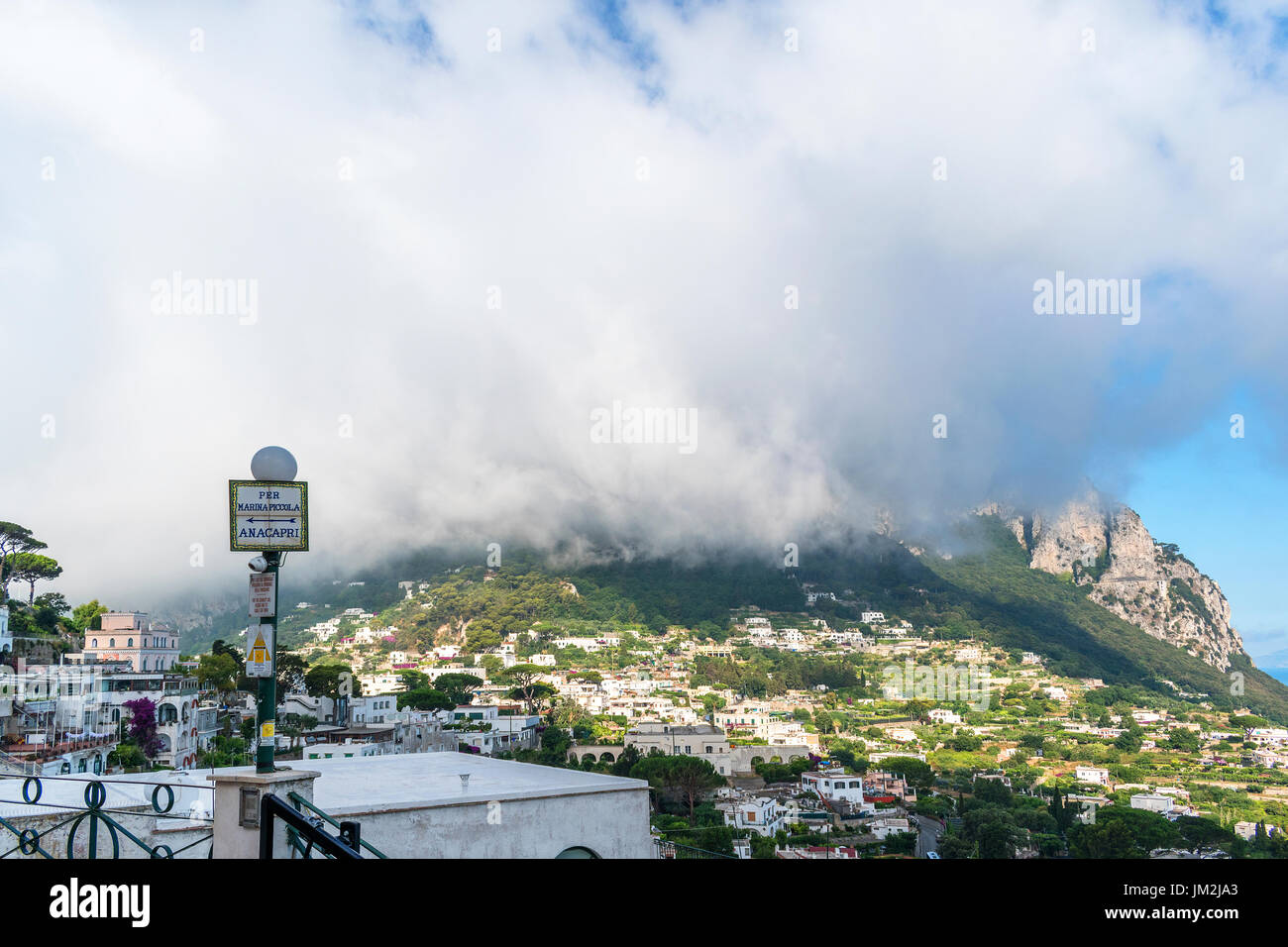 Il cloud che copre la vetta del monte solaro sul isalnd di Capri, Italia, la montagna è anche noto localmente come il cloud a molletta. Foto Stock