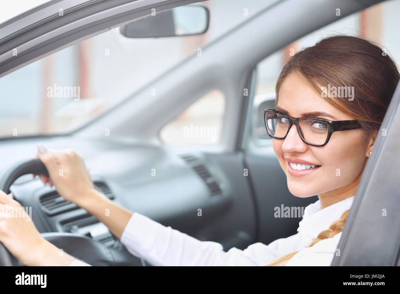 Ritratto di una imprenditrice ubicazione in auto. Il concetto di business Foto Stock