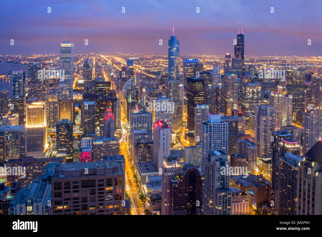 Chicago urban skyline di notte da John Hancock Building presi durante le ore di colore blu Foto Stock