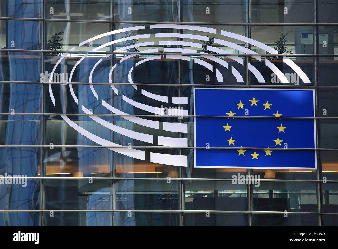 Bruxelles, Belgio - 17 Luglio 2017: emblema del Parlamento europeo di close-up. La facciata in vetro dell'edificio del Parlamento europeo a Bruxelles. Foto Stock
