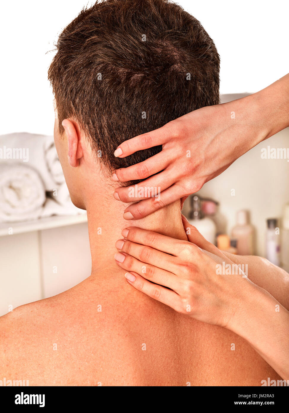 Spalle e collo massaggio per uomo in spa salone Foto stock - Alamy