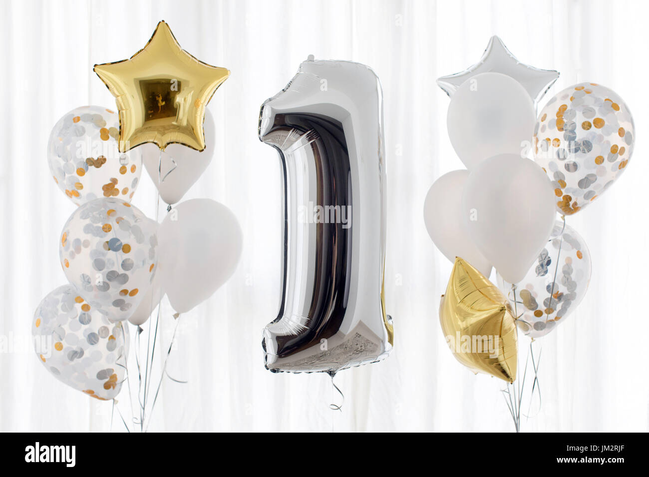 Decorazione per 1 anni compleanno, anniversario su sfondo bianco Foto Stock