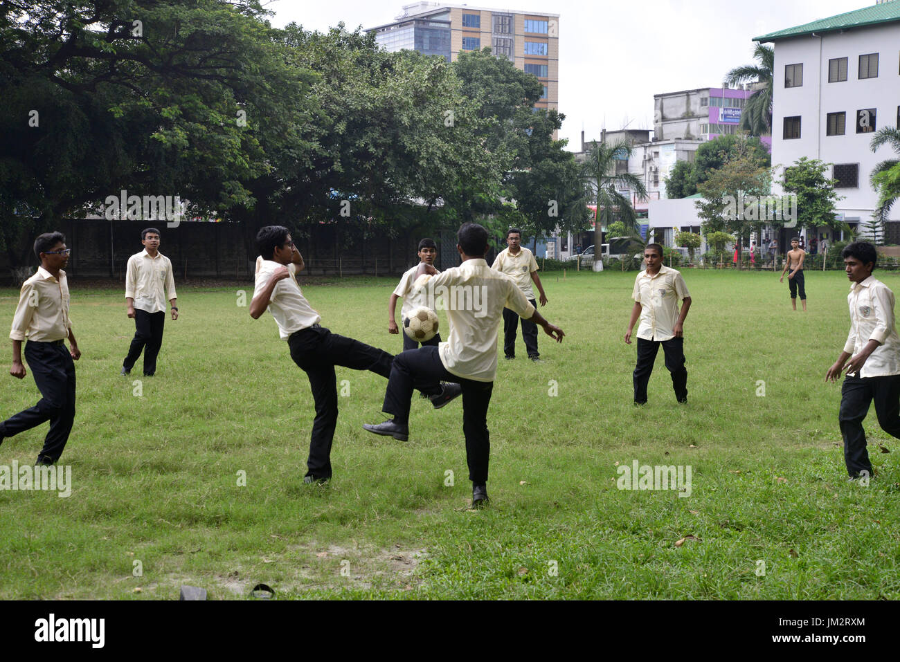 Collage del Bangladesh gli studenti giocano a calcio sul collage di terra di classe a tempo di pausa nella città di Dhaka, Bangladesh. Il 23 luglio 2017 Foto Stock