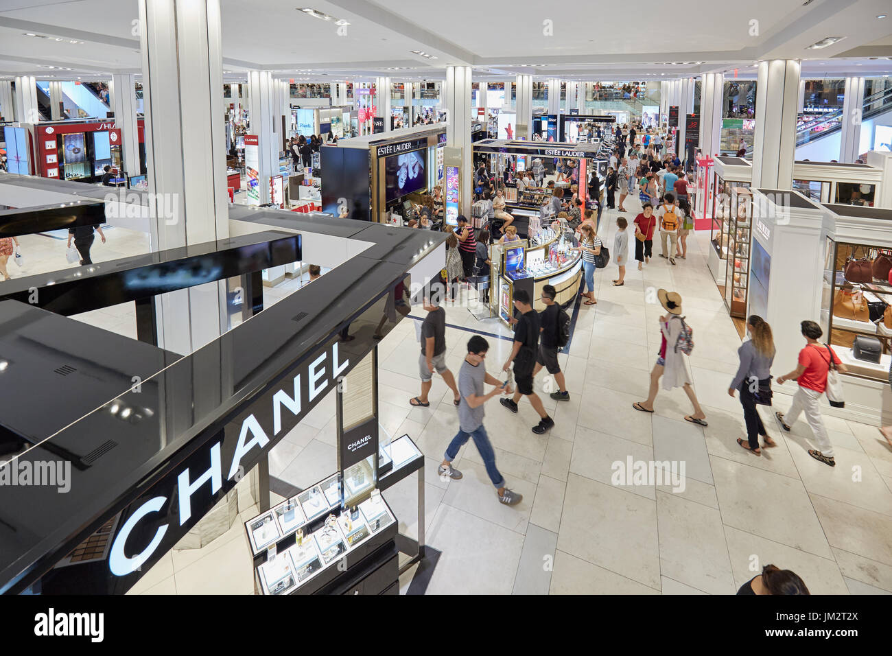NEW YORK - 10 settembre: magazzino Macy's interno, area cosmetica con Chanel negozio il 10 settembre 2016 a New York. Macy è più grandi DEGLI STATI UNITI Foto Stock