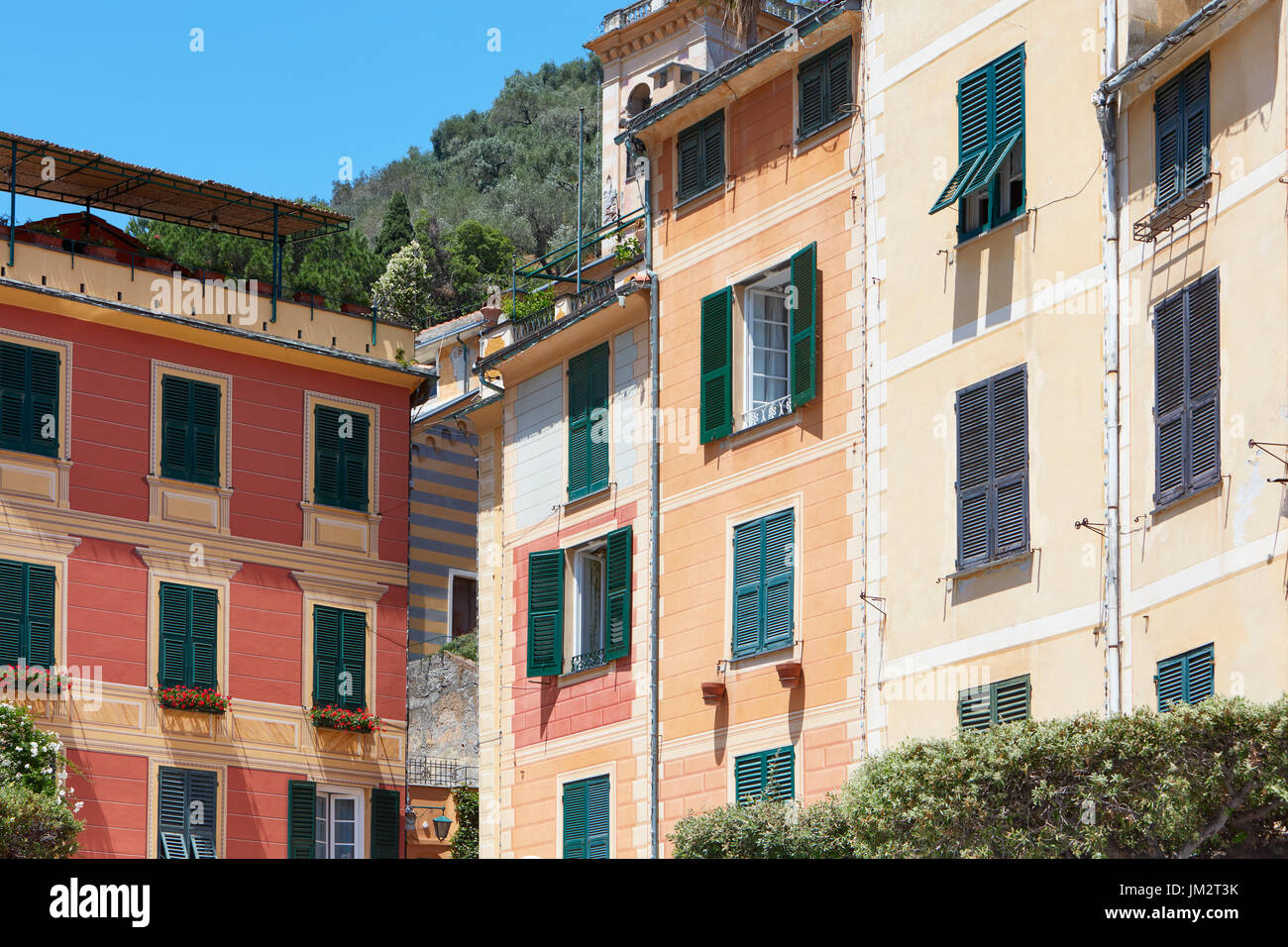 Portofino tipiche case colorate facciate in Italia, la Liguria in una giornata di sole Foto Stock
