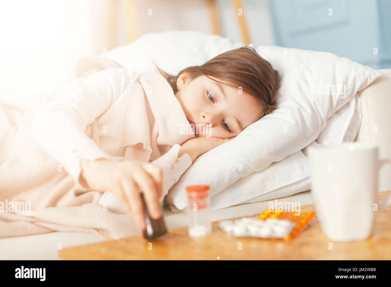 Triste bambino mettendo la testa sul lato sinistro Foto Stock