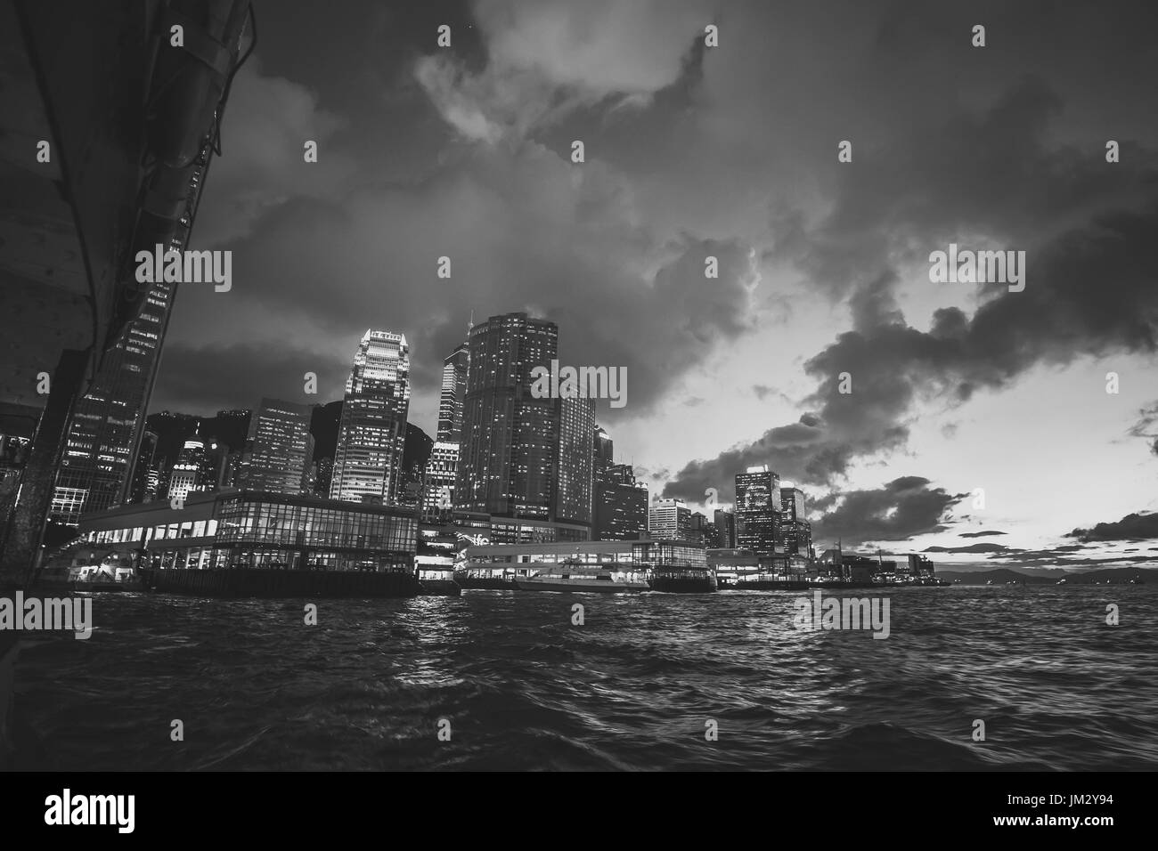 Hong Kong Victoria Harbour a blue ora Foto Stock