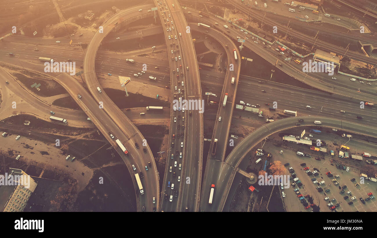 Antenna fuco alto volo sopra la sera il traffico su strada a Kiev Foto Stock