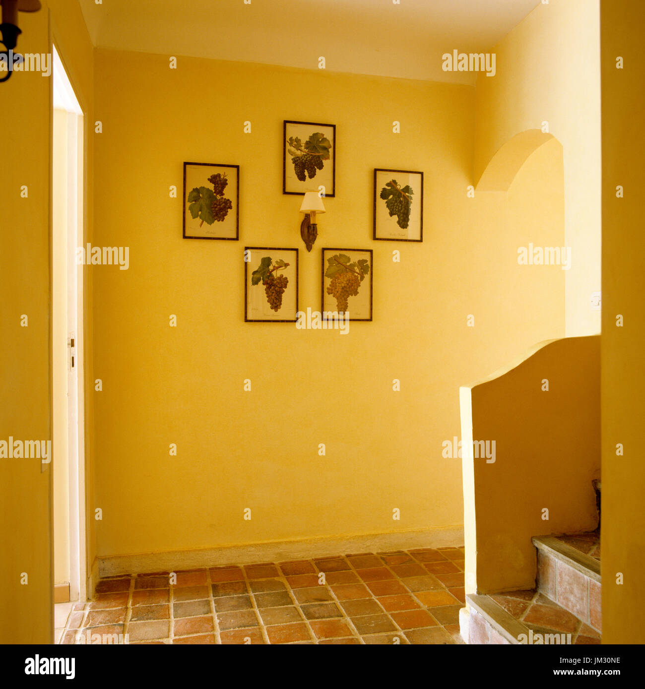 Corridoio giallo con arte sulla parete Foto Stock