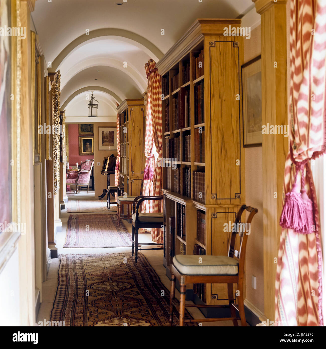 I tappeti e le librerie in corridoio Foto Stock