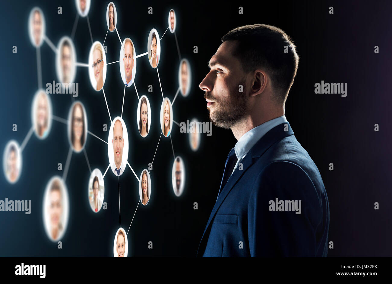 Imprenditore guardando alla rete di contatti Foto Stock