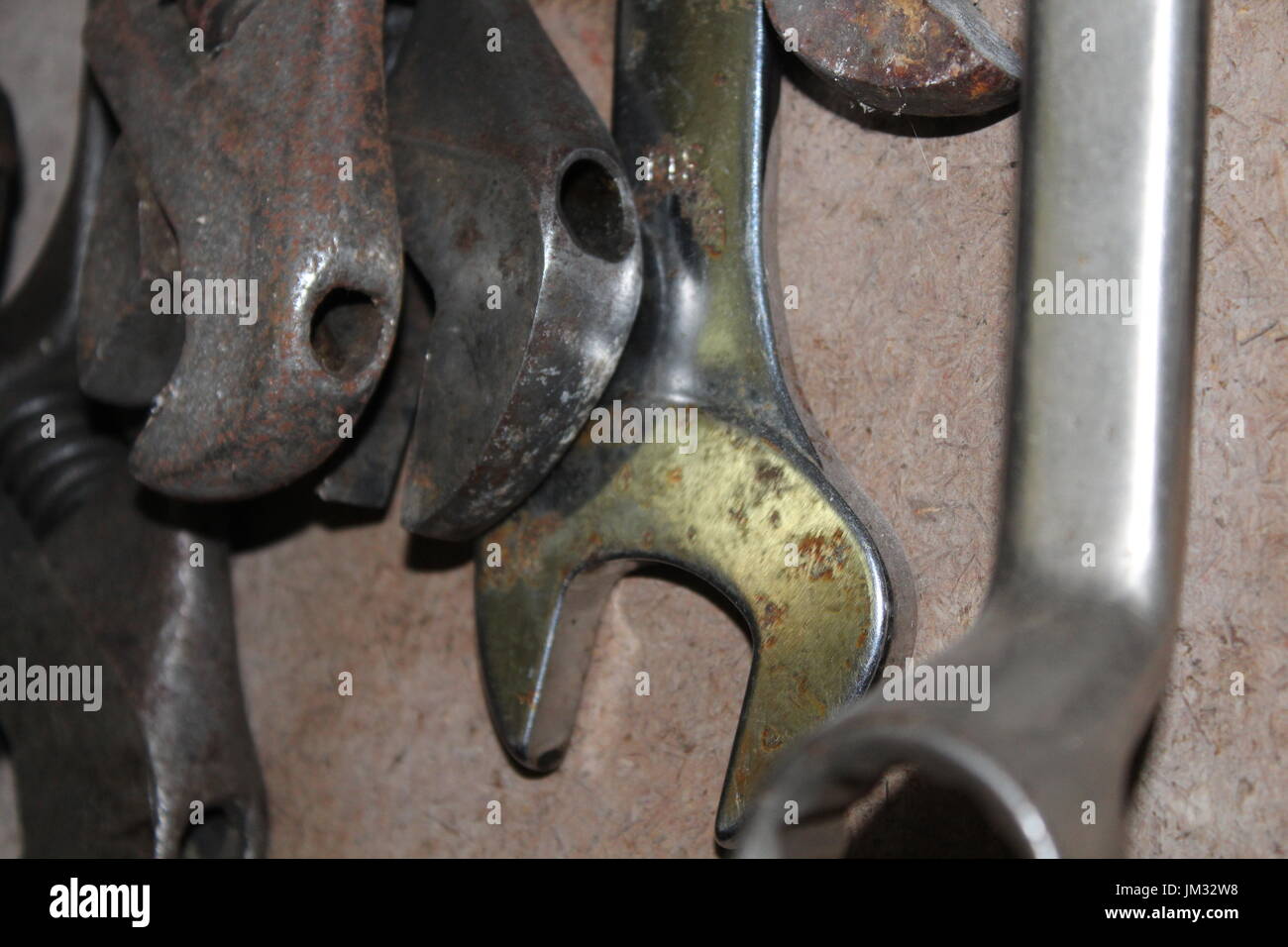 Diversi strumenti appesi in un capannone Foto Stock