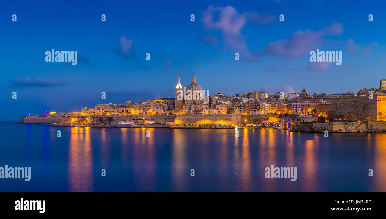 La Valletta, Malta - panoramico vista dello skyline della famosa Basilica di San Paolo la cattedrale e la città di La Valletta al blue ora Foto Stock